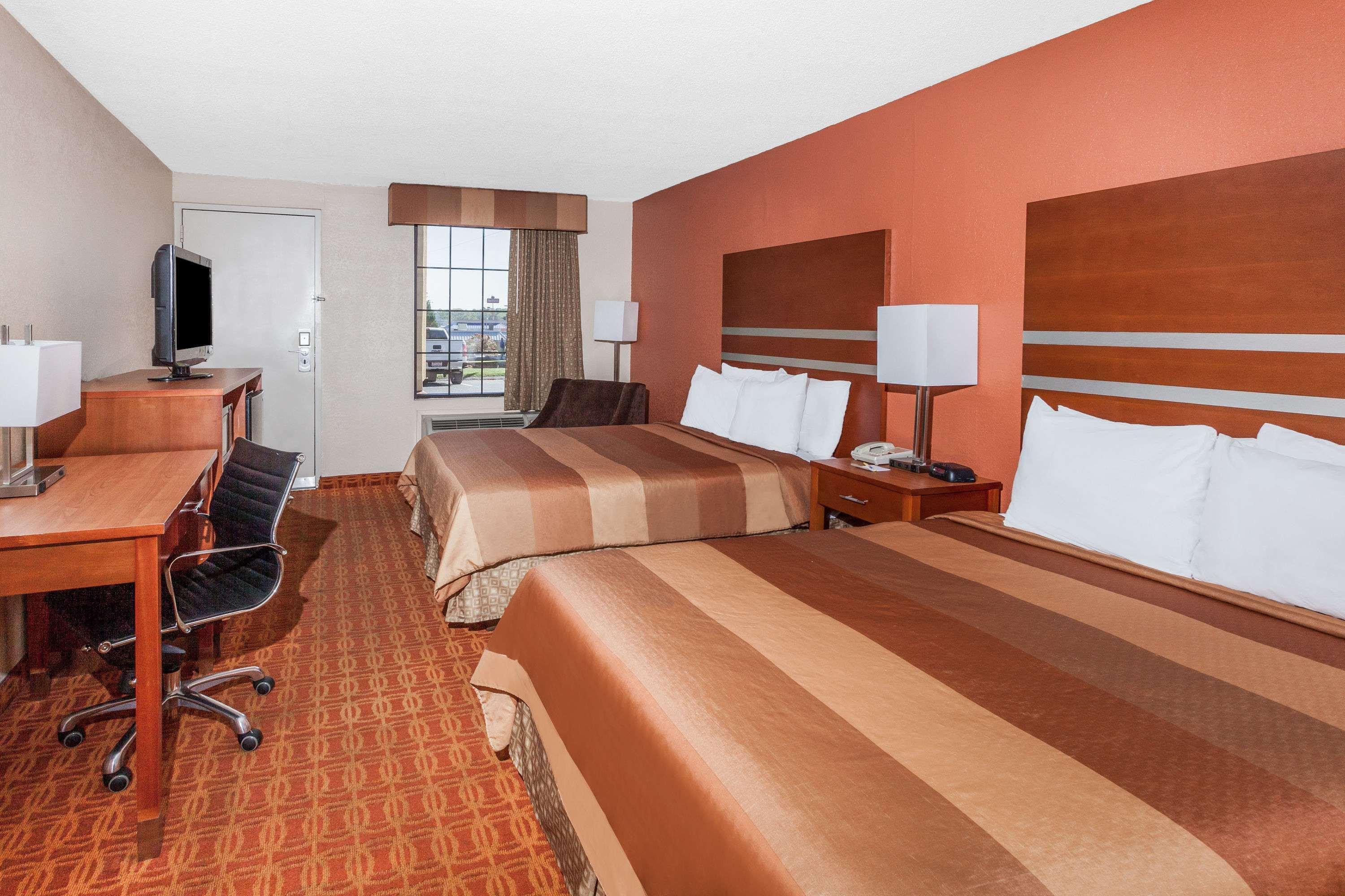 Days Inn By Wyndham Dalton Exterior photo
