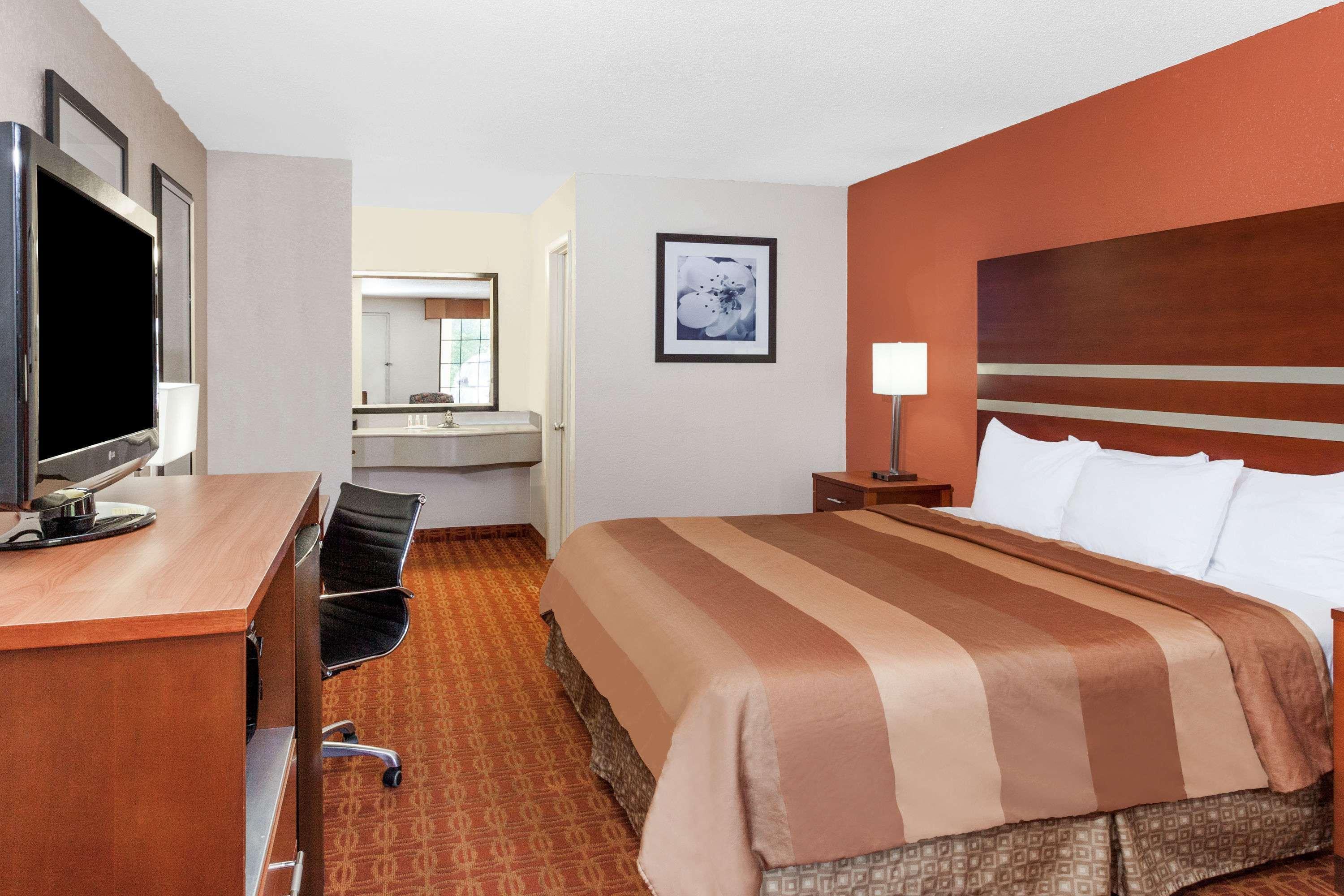 Days Inn By Wyndham Dalton Exterior photo