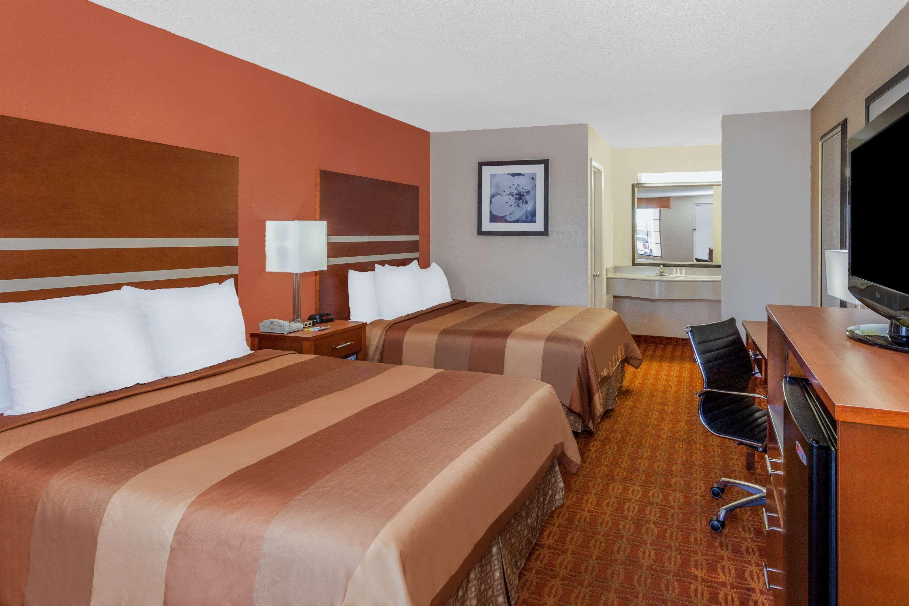 Days Inn By Wyndham Dalton Exterior photo